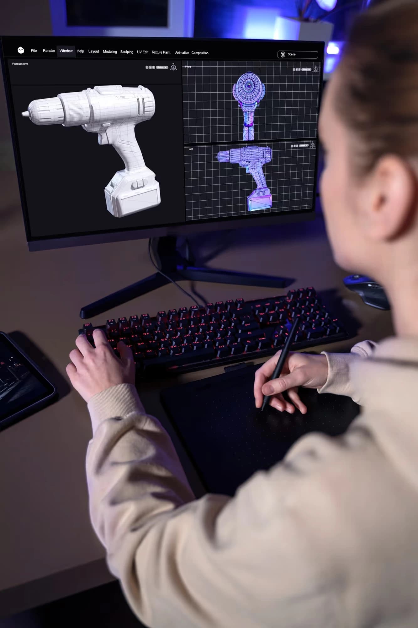 muller traballando na modelaxe dun deseño 3D dun prototipo dunha ferramenta industrial