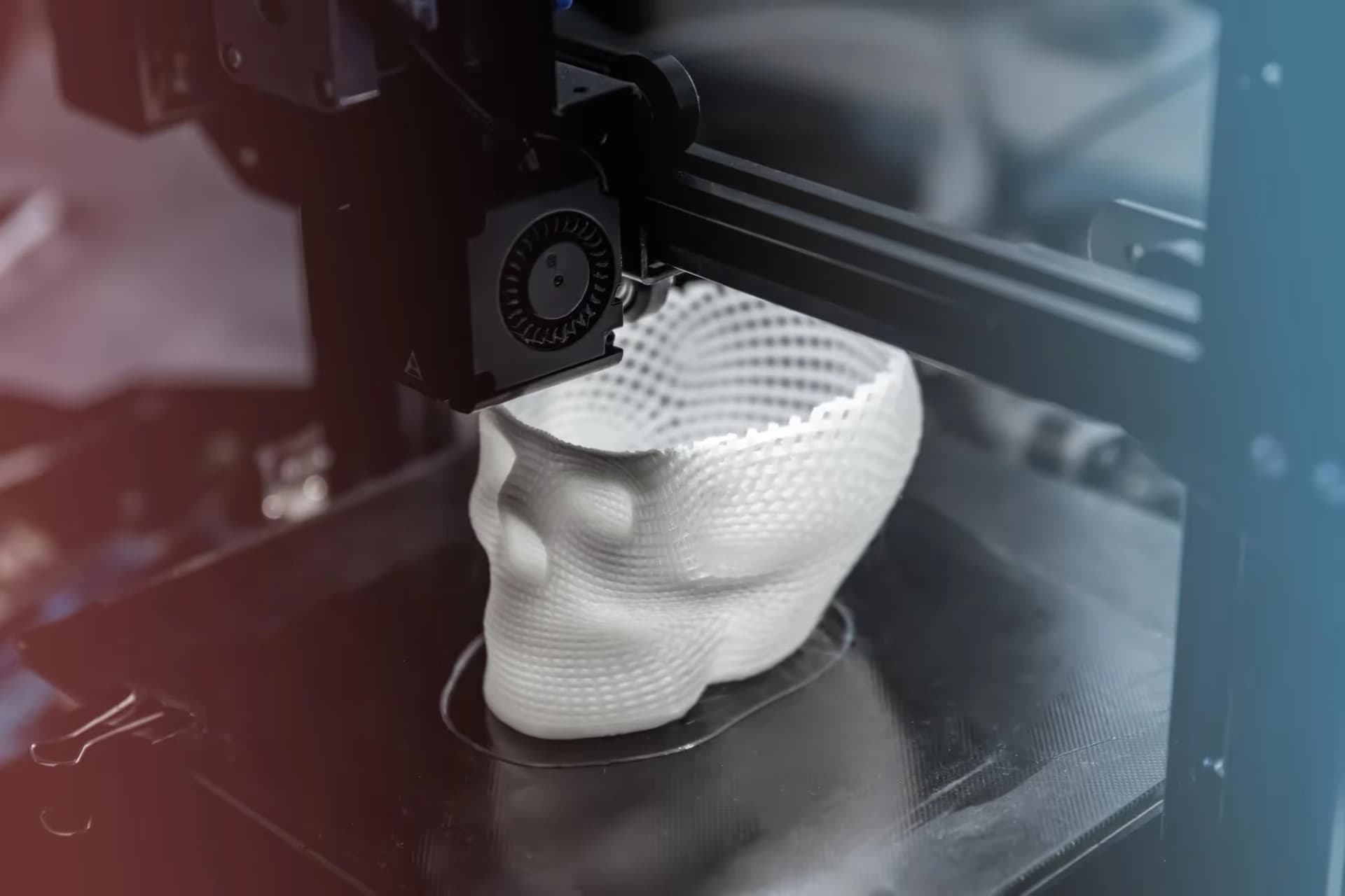Impresora 3d imprimiendo un objeto parecido a una cabeza humana en 3D