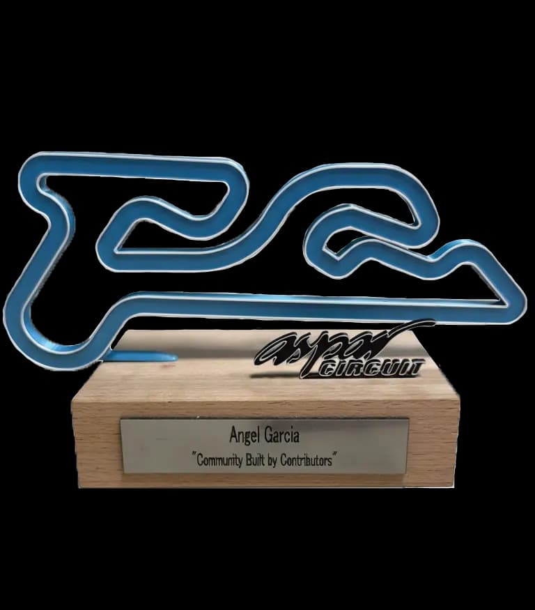 Kart zirkuituaren trofeoa, ibilbidearen diseinu urdinarekin eta Angel Garcia 'Community Built by Contributors' dioen plaka duen egurrezko oinarriarekin.