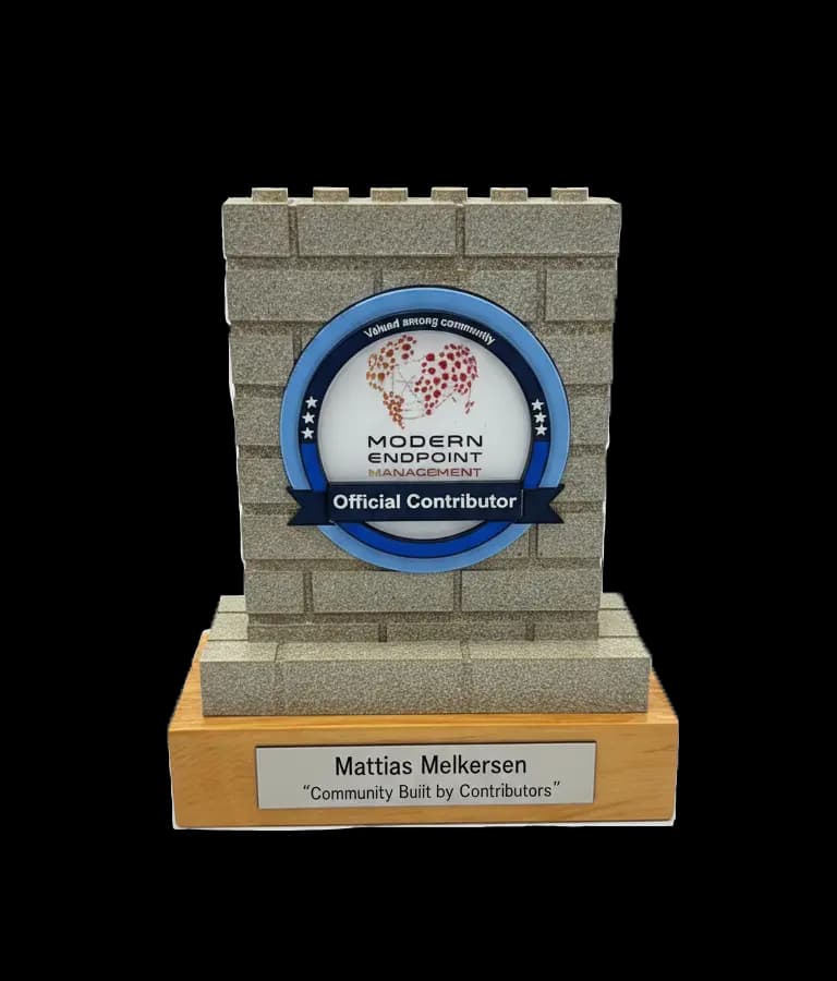 Trofeo con diseño de muro de ladrillos y placa que dice Mattias Melkersen, Contribuidor oficial en Modern Endpoint Management.