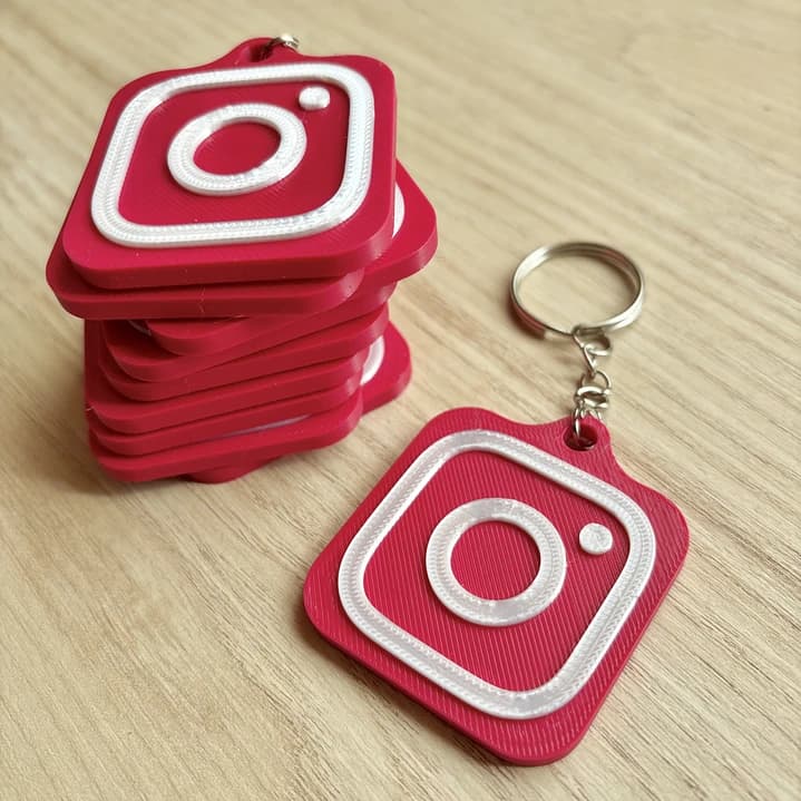 clauer NFC amb el logo d'Instagram que obre aquesta xarxa social en acostar-hi un telèfon