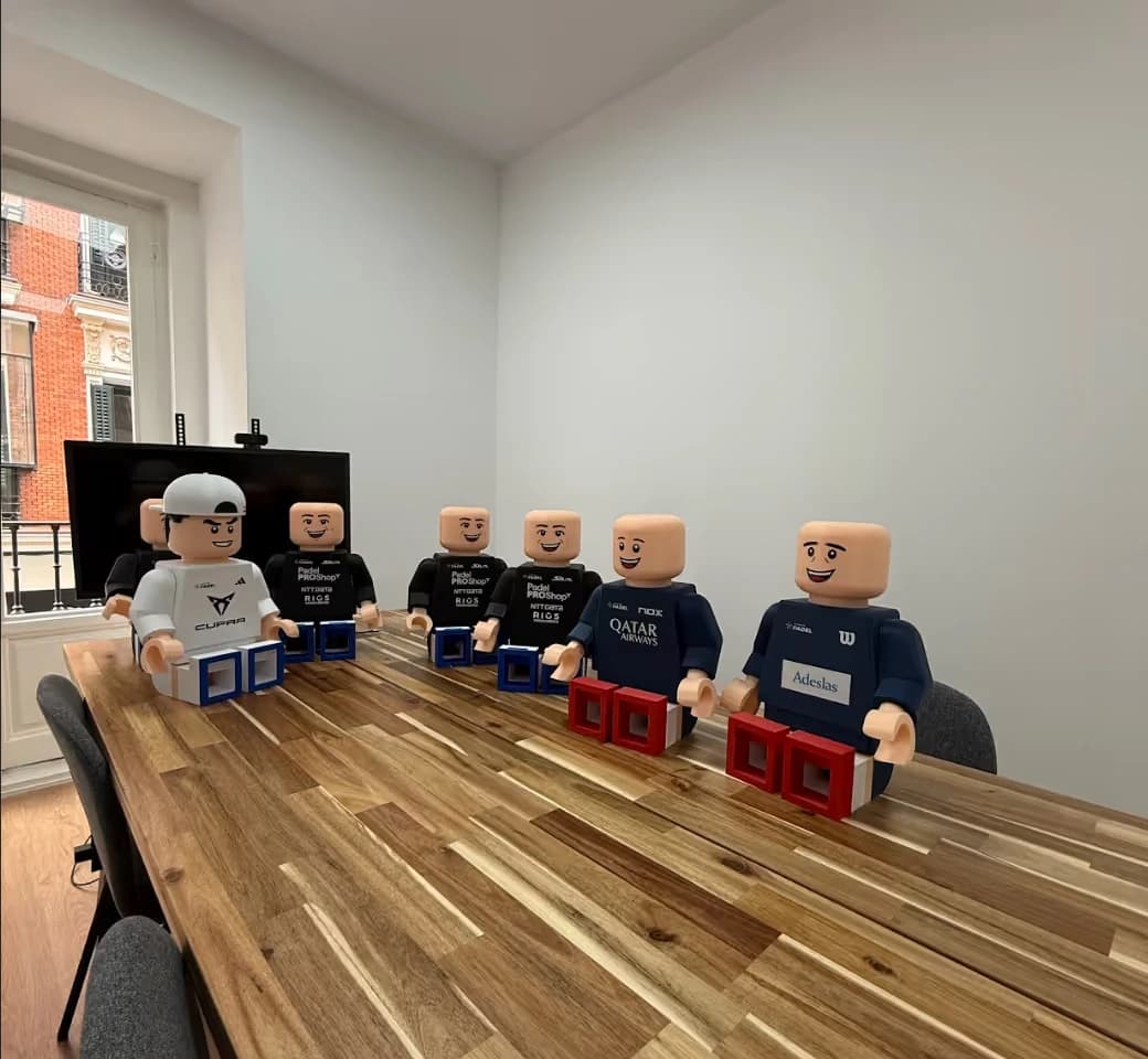Figures de lego a escala molt gran amb marques reconegudes estampades a les samarretes. Per a un esdeveniment de màrqueting experiencial.