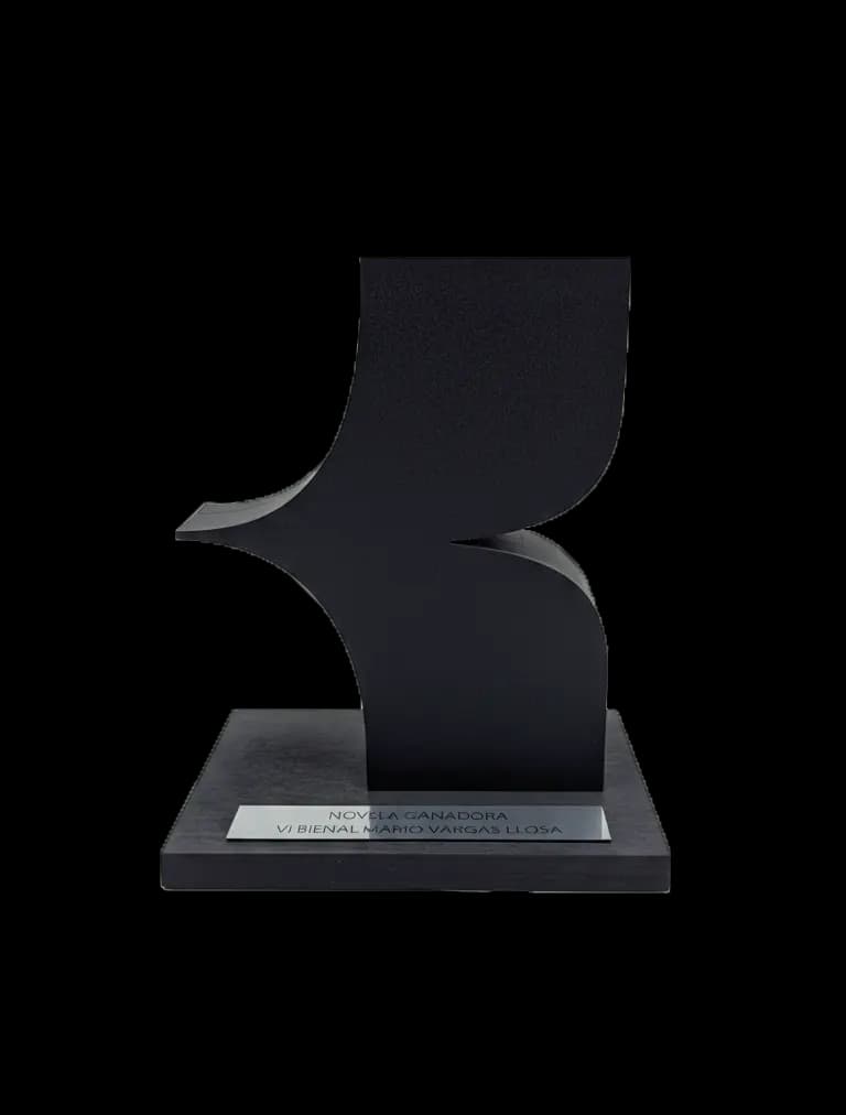 Trofeo negro moderno sobre una base con placa que dice Novela Ganadora VI Bienal Mario Vargas Llosa.