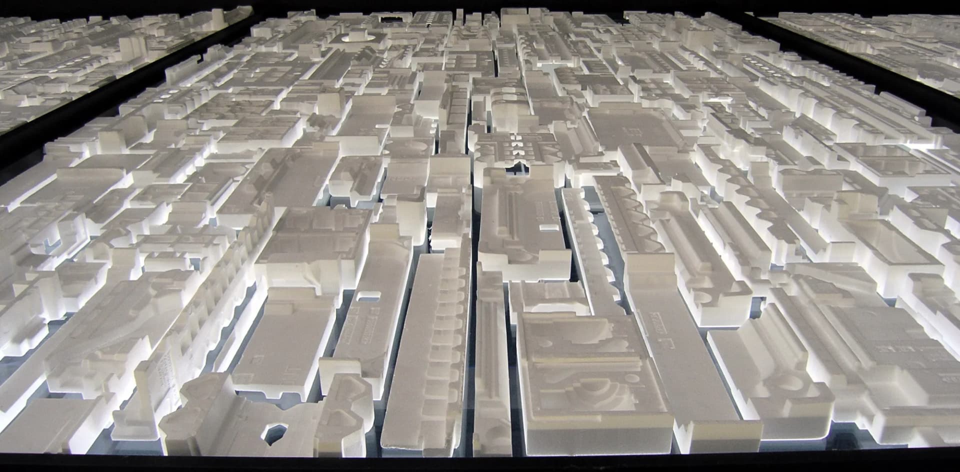 White scale model of a neighbourhood with blocks of buildings.