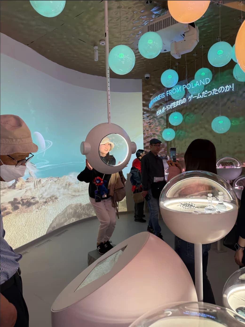 foto de la feina feta per Prototípalo a l'expo d'Osaka del 2025. S'hi veu molt de públic gaudint de l'estand.