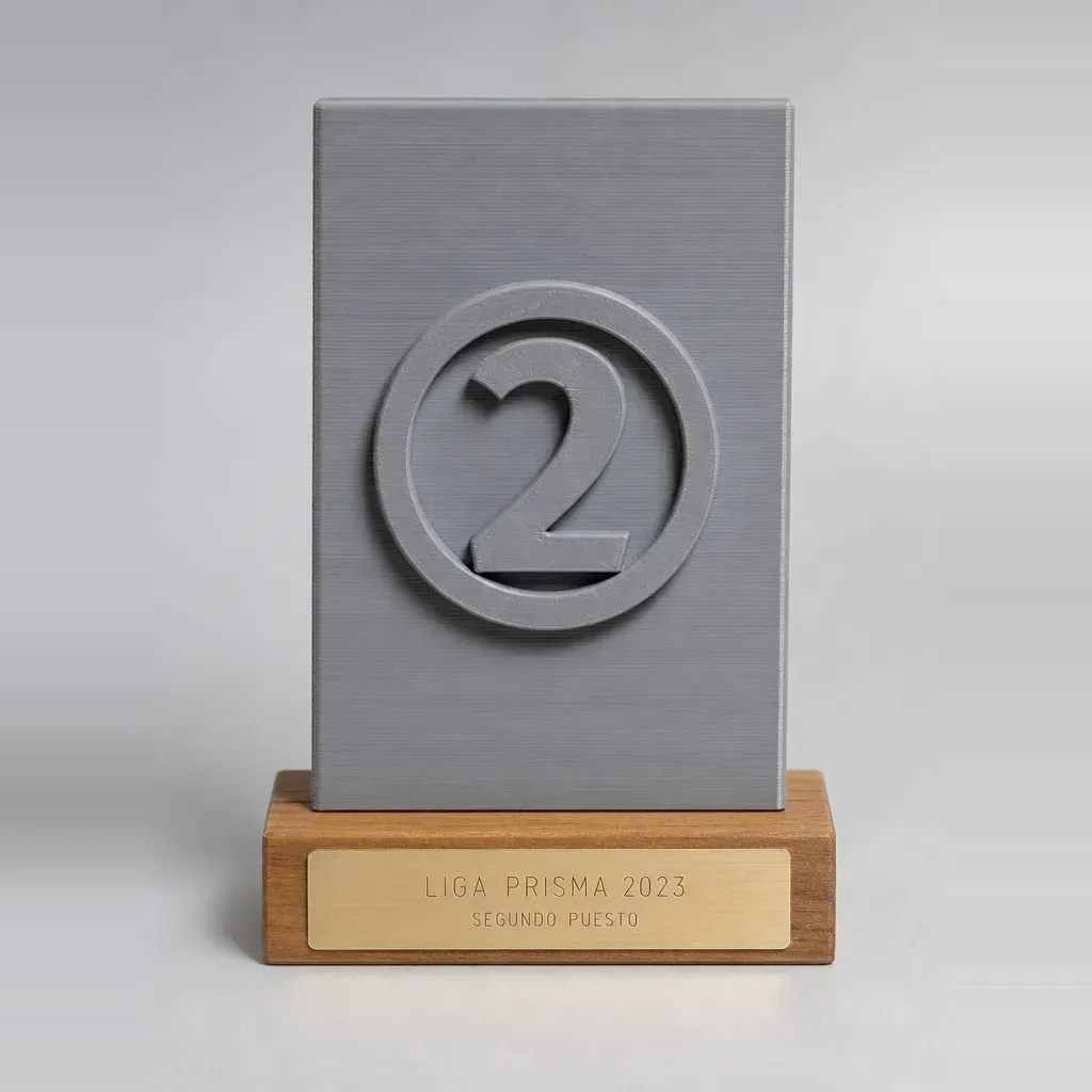 Placa d'aniversari amb elements impresos en 3D.