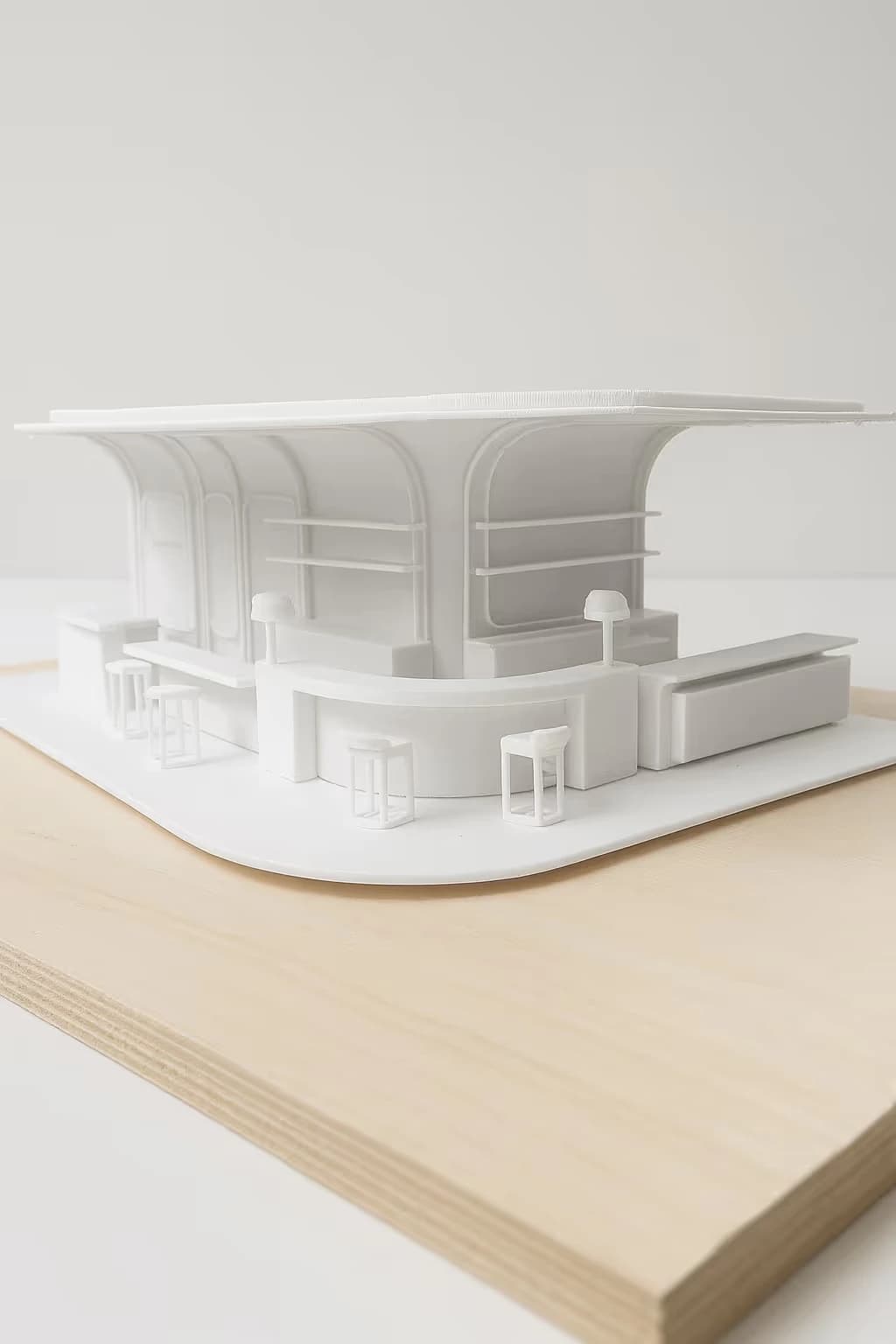 Foto d'una maqueta feta per a l'empresa Rockwell. És una maqueta d'arquitectura d'un bar de color blanc.