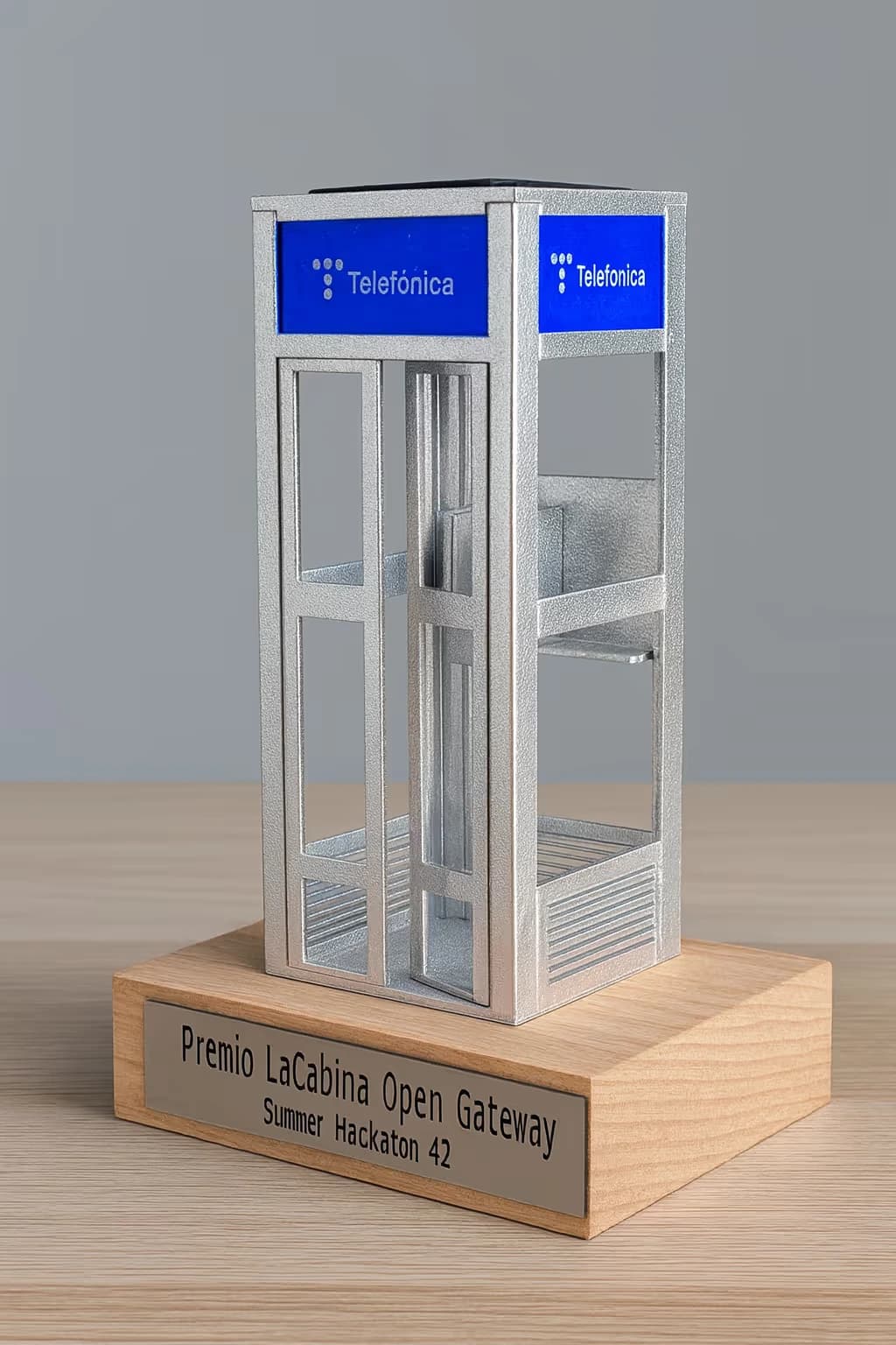 Telefónica enpresaren lehiaketa baterako egindako trofeoa