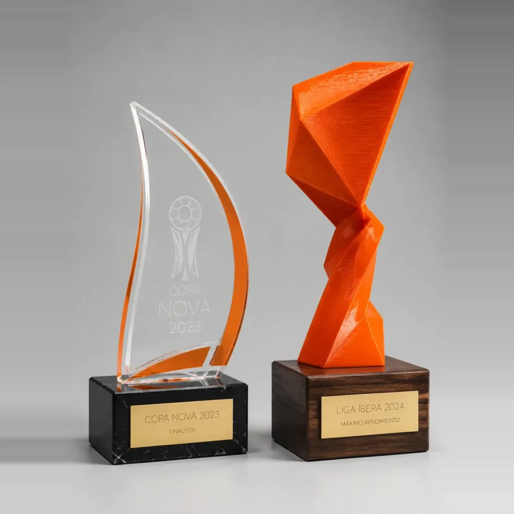 Trofeus impresos en 3D amb formes lliures i colors.