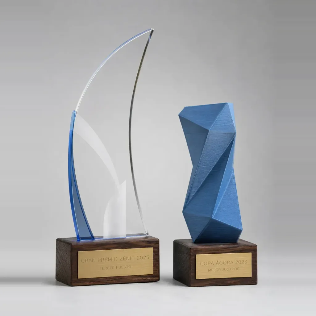 Diversos trofeus de metacrilat amb formes i gravats diferents.
